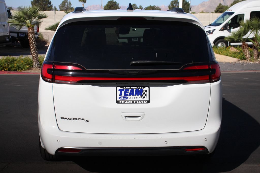 Used 2023 Chrysler Pacifica Touring-L w/ Uconnect Theater Family Group FWD image 7