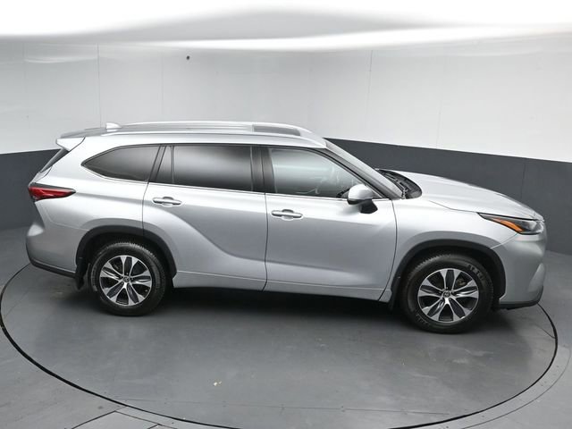 Used 2021 Toyota Highlander XLE AWD/4WD image 18
