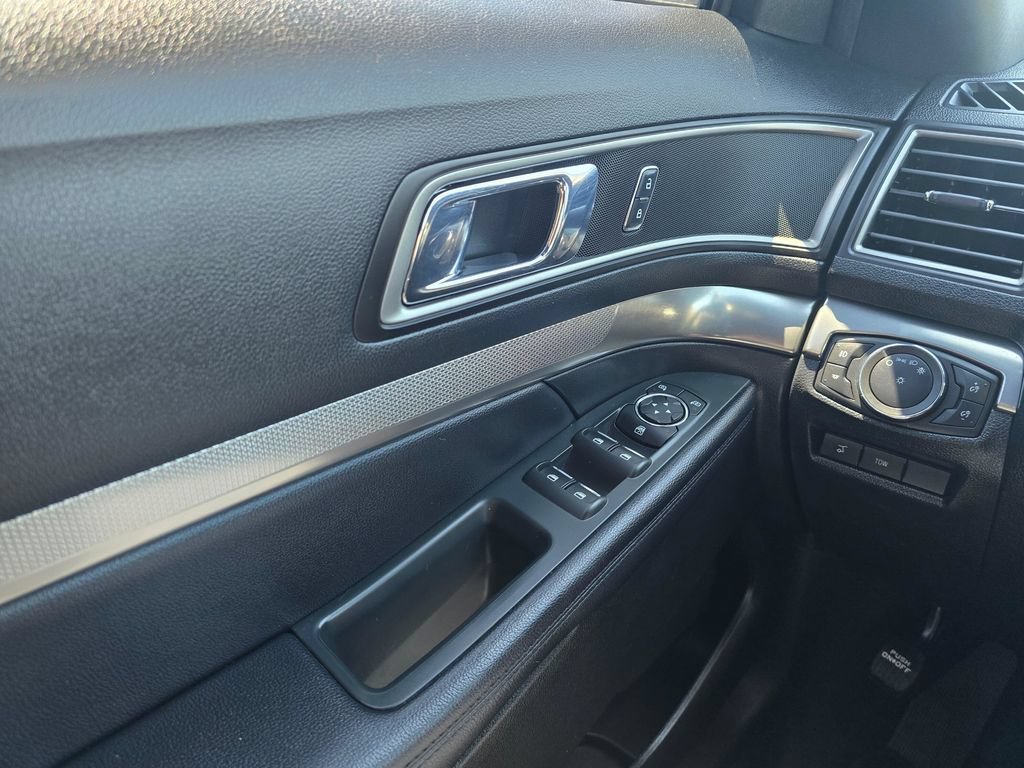 Certified 2018 Ford Explorer XLT w/ Equipment Group 202A AWD/4WD image 32