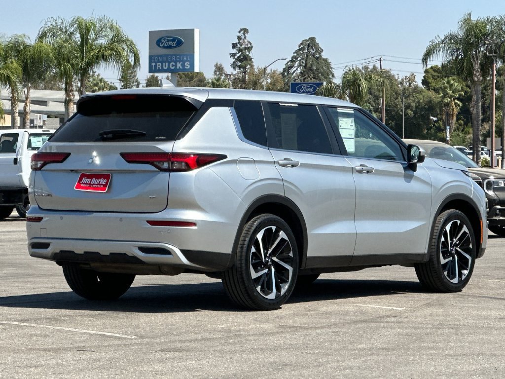 Used 2024 Mitsubishi Outlander SE AWD/4WD image 3