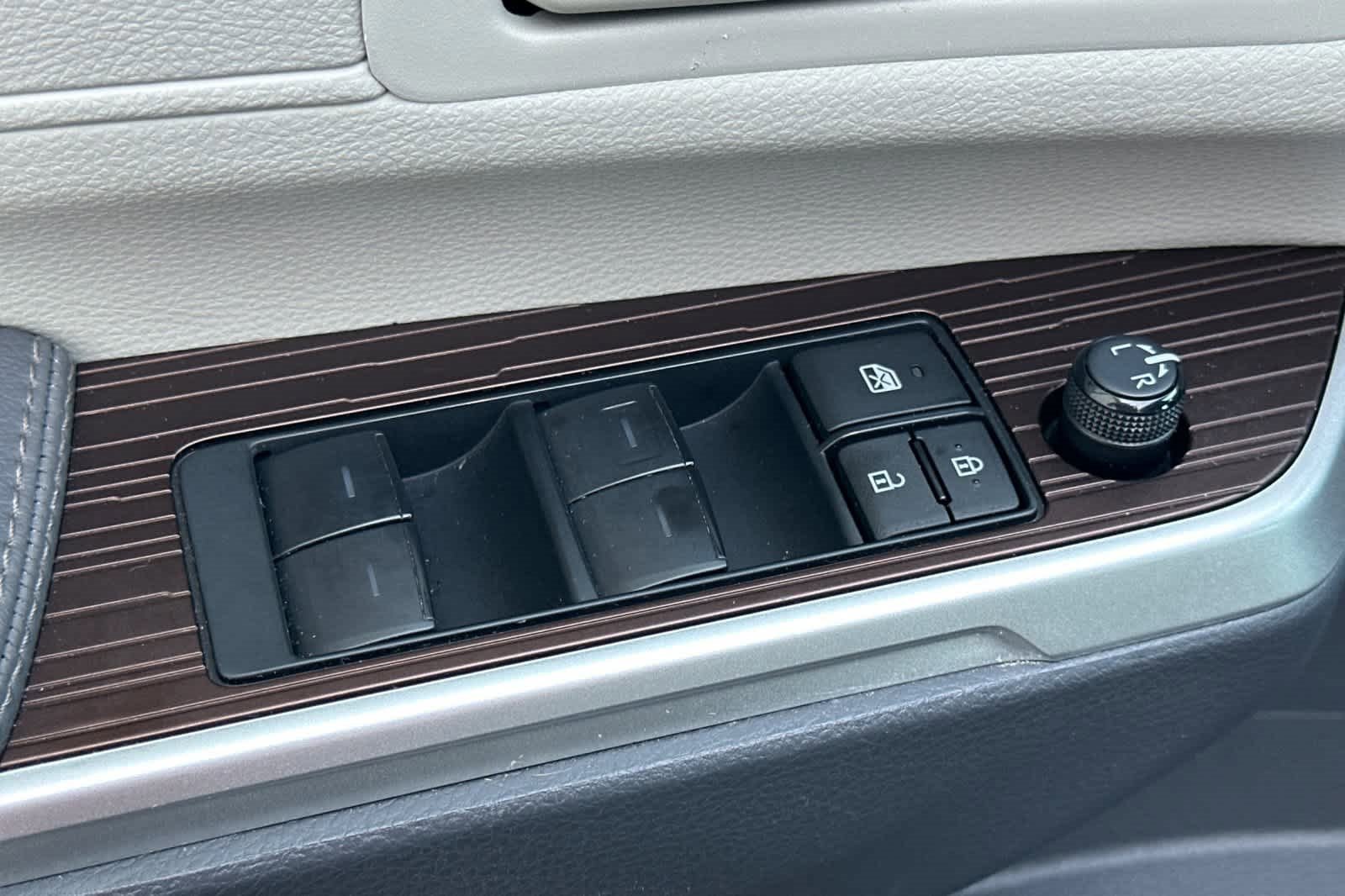 Used 2024 Toyota Sienna LE w/ LE Plus Package image 14
