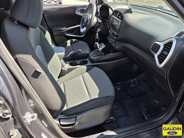 Used 2025 Kia Soul LX w/ LX Technology Package FWD image 16