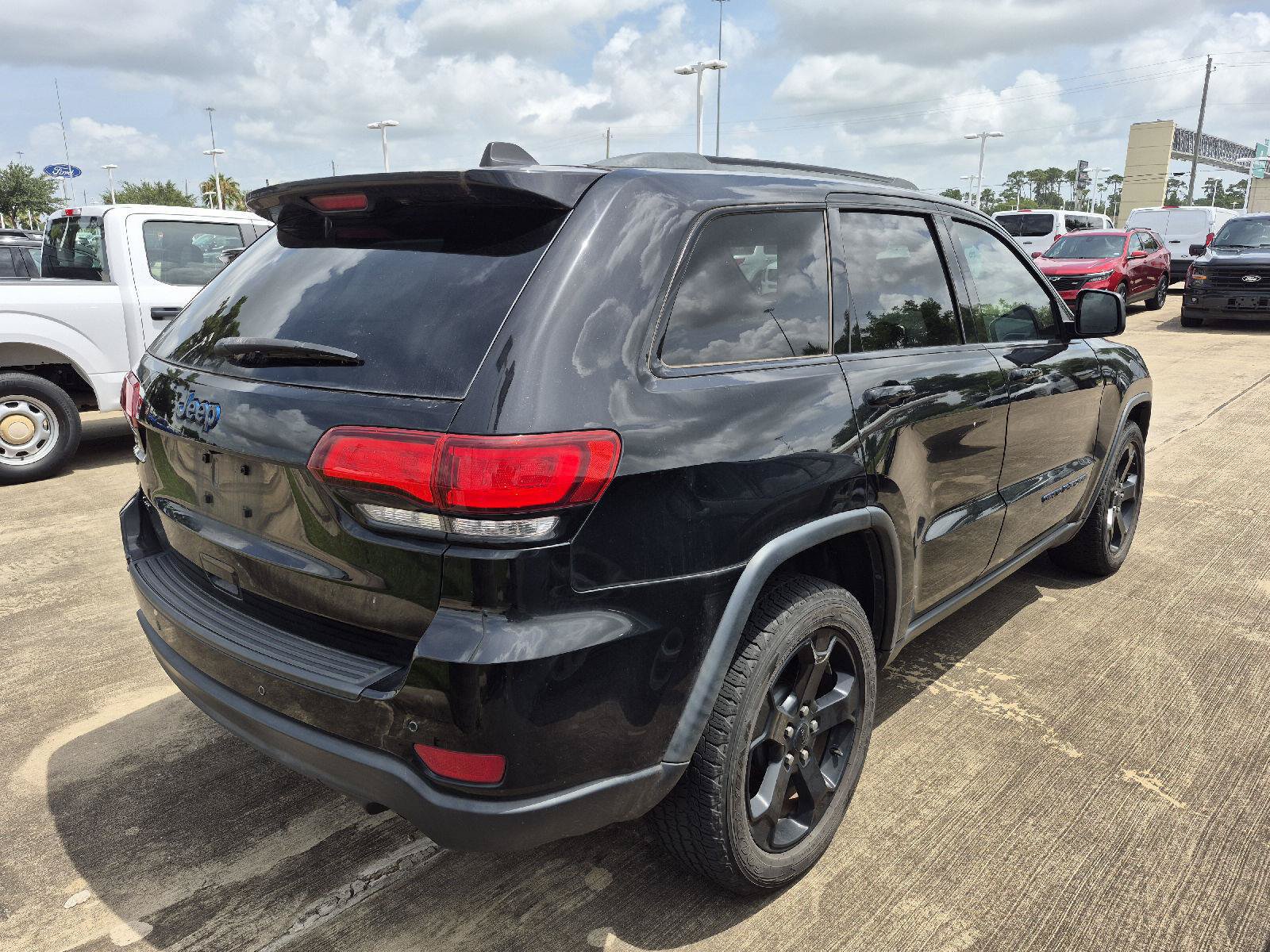 Used 2019 Jeep Grand Cherokee Laredo AWD/4WD image 3