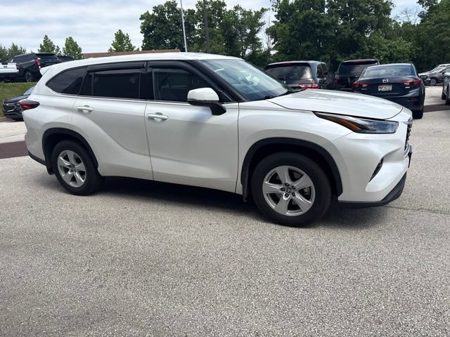 Used 2021 Toyota Highlander LE AWD/4WD image 16