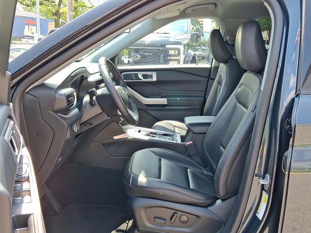Certified 2023 Ford Explorer XLT w/ Equipment Group 202A AWD/4WD image 3