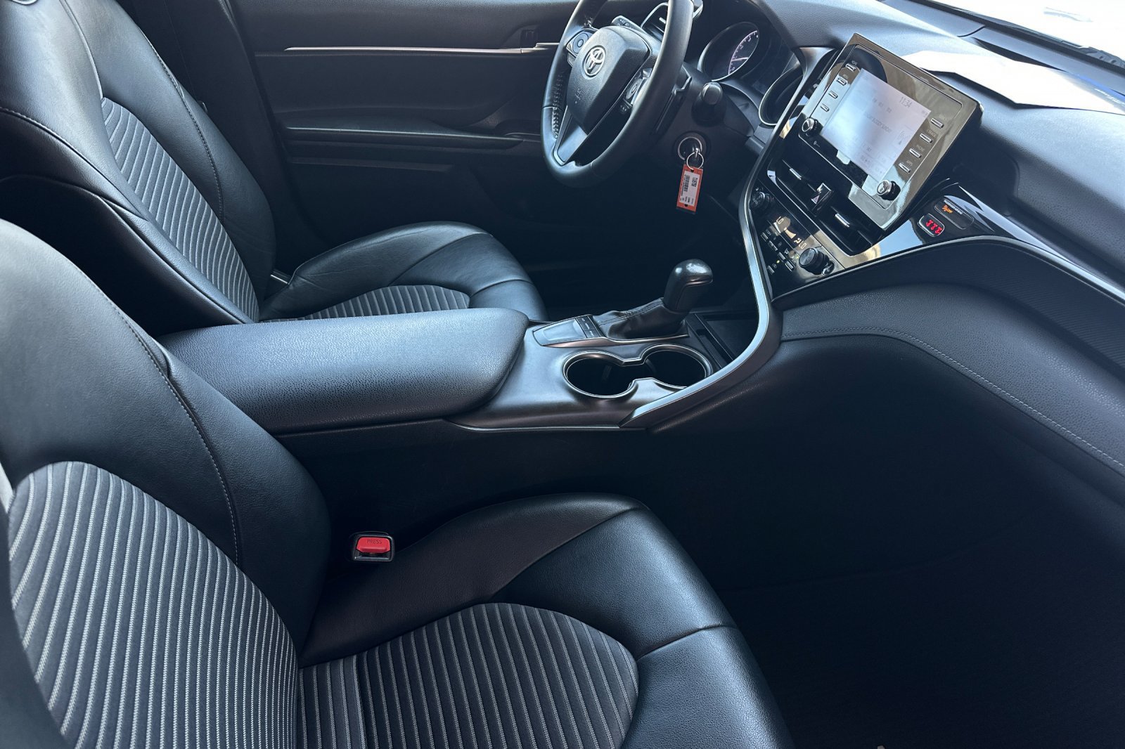 Used 2022 Toyota Camry SE w/ Carpet Mat Package (TMS) FWD image 14