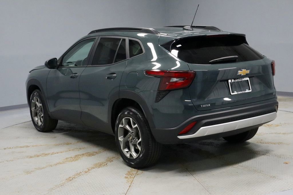 Used 2025 Chevrolet Trax LT w/ LT Convenience Package image 3