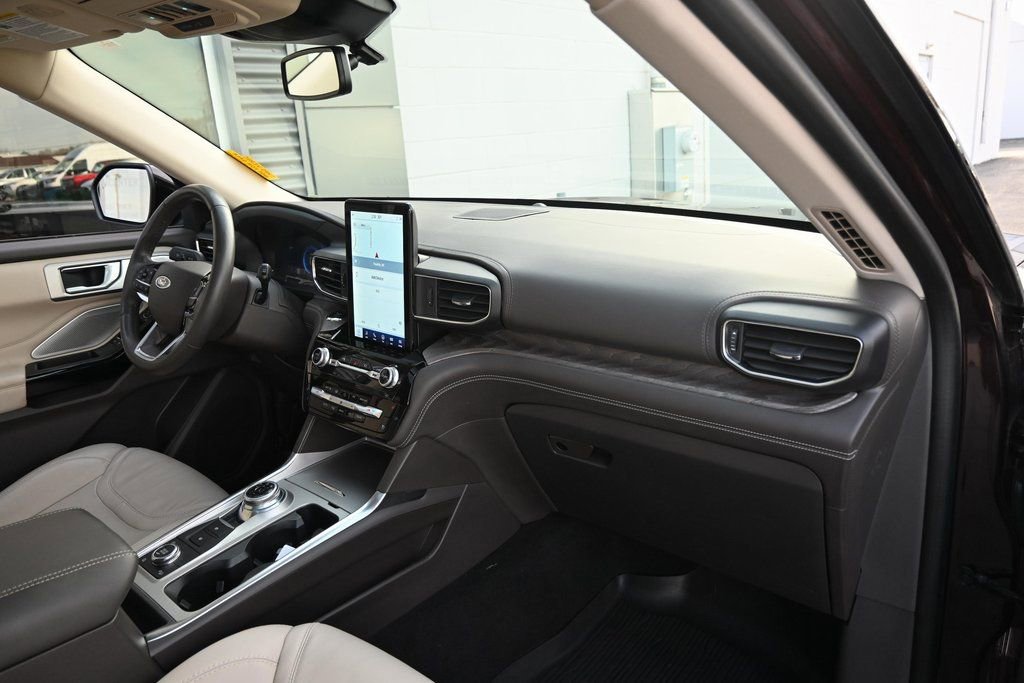 Certified 2022 Ford Explorer Platinum w/ Equipment Group 601A image 25