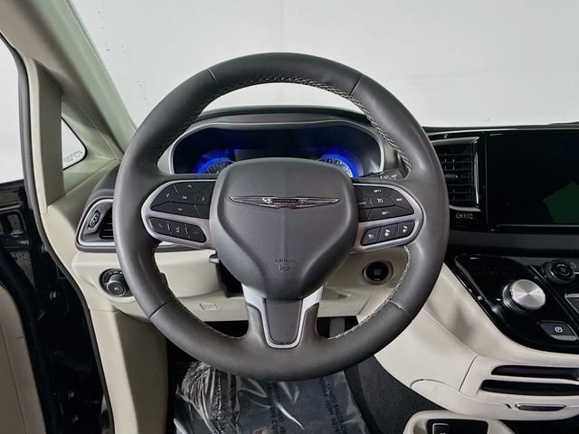 Used 2023 Chrysler Pacifica Touring-L image 11