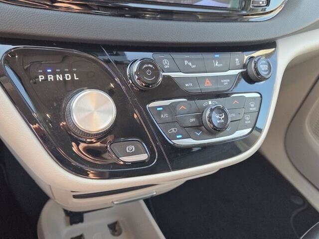 Used 2023 Chrysler Pacifica Touring-L FWD image 23