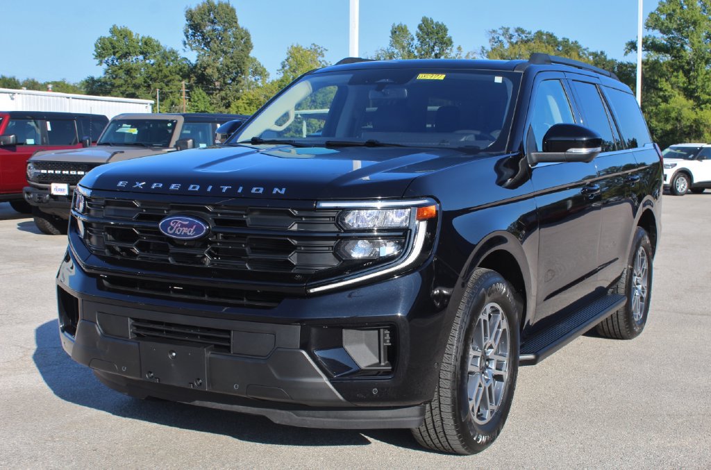 Certified 2025 Ford Expedition Active RWD image 4