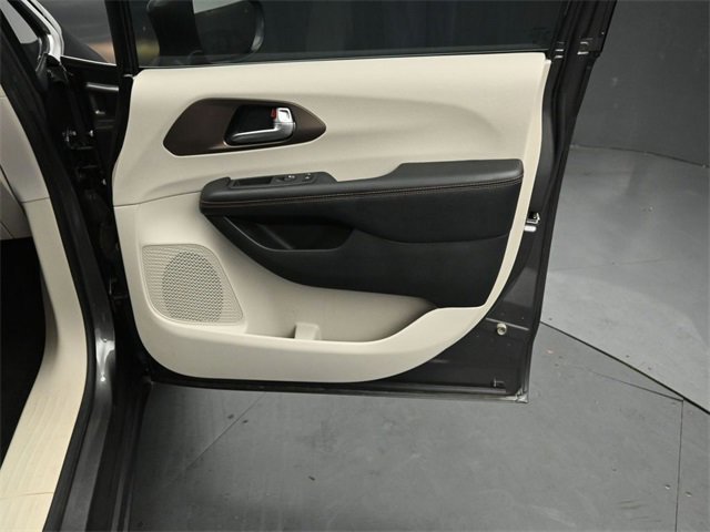 Used 2017 Chrysler Pacifica Touring-L Plus image 46