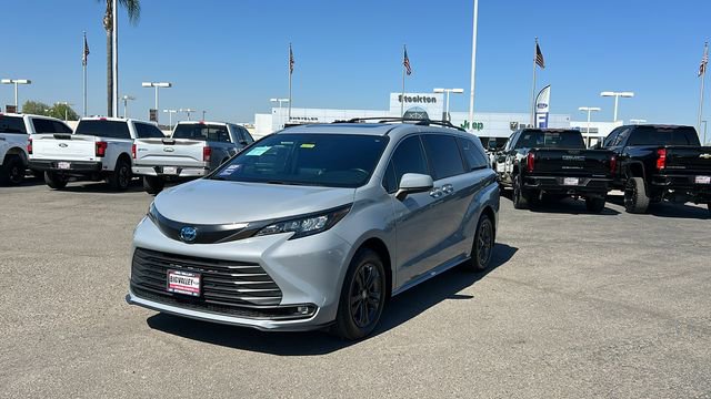 Used 2024 Toyota Sienna XLE Woodland Edition image 8