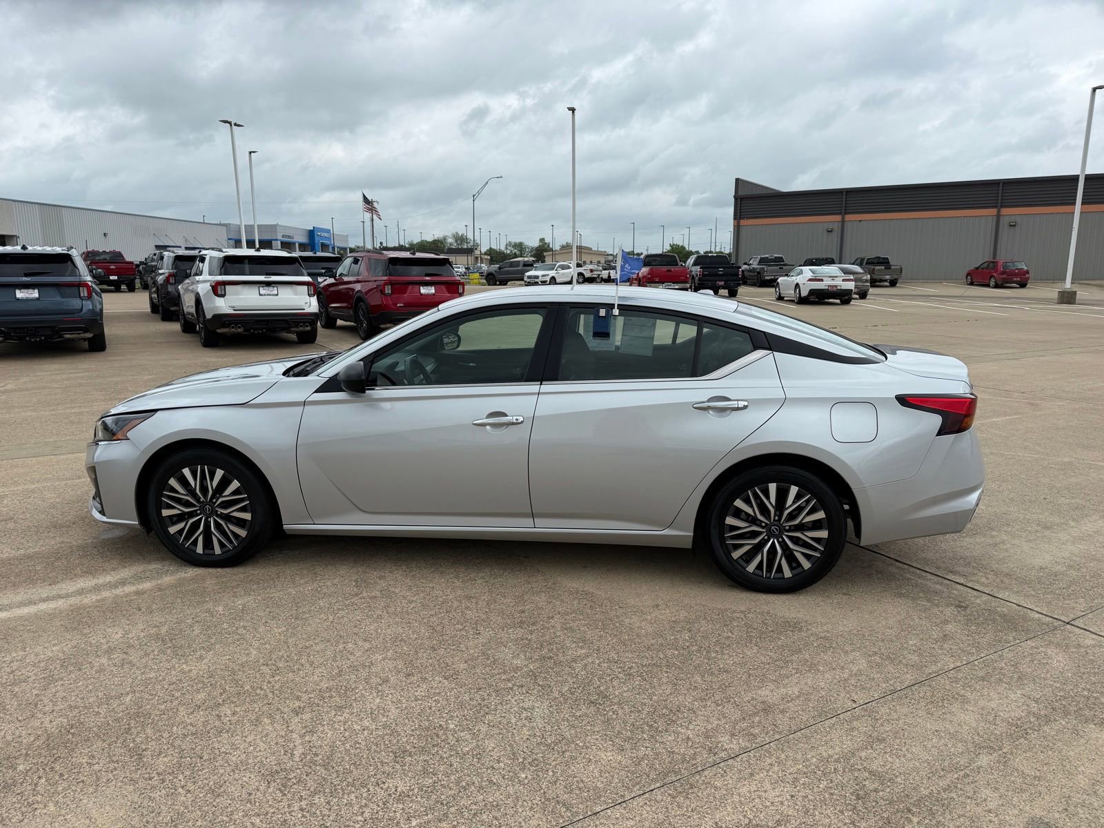 Used 2025 Nissan Altima 2.5 SV FWD image 2