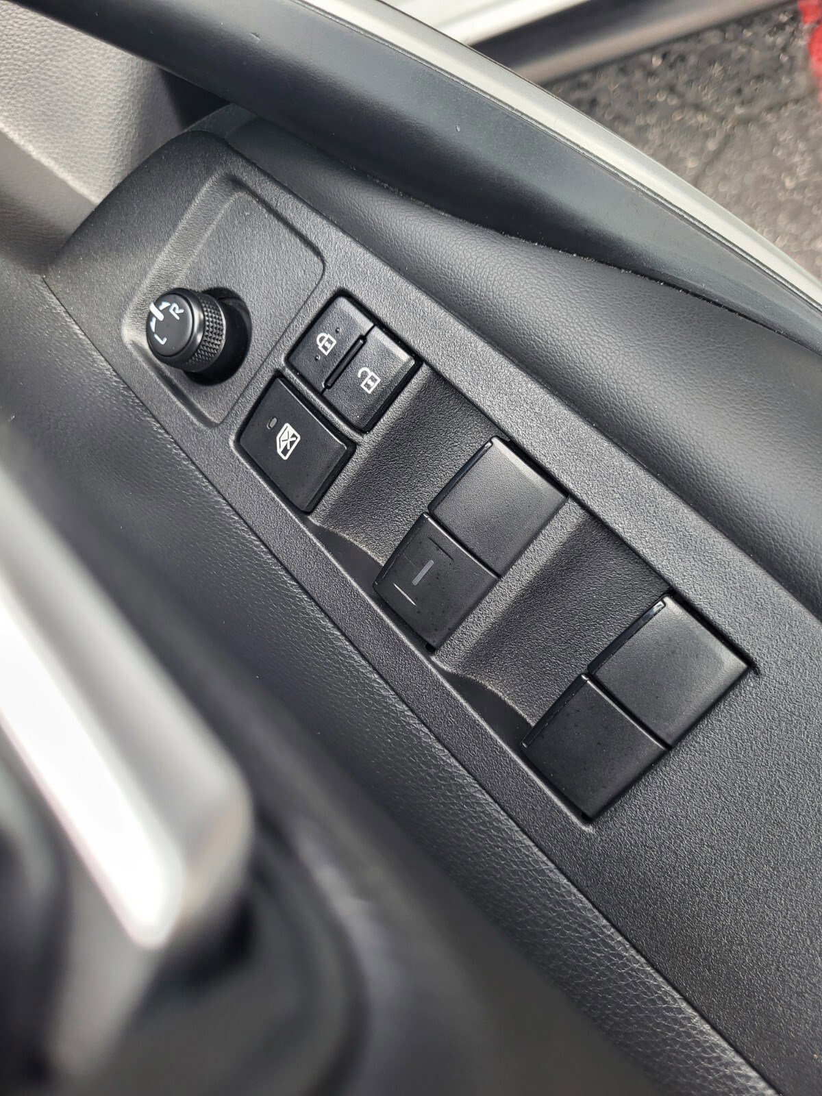 Used 2025 Toyota Corolla SE image 18