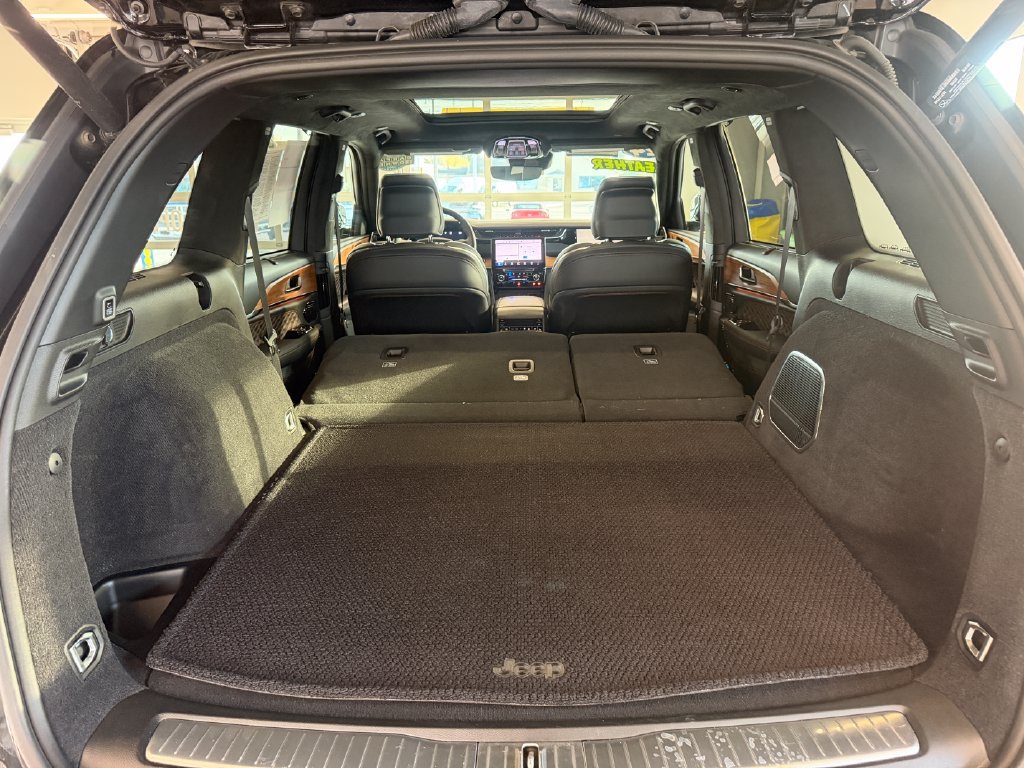 Used 2024 Jeep Grand Cherokee Summit AWD/4WD image 25