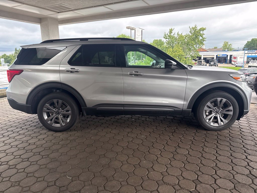 Certified 2024 Ford Explorer XLT w/ Equipment Group 202A AWD/4WD image 5