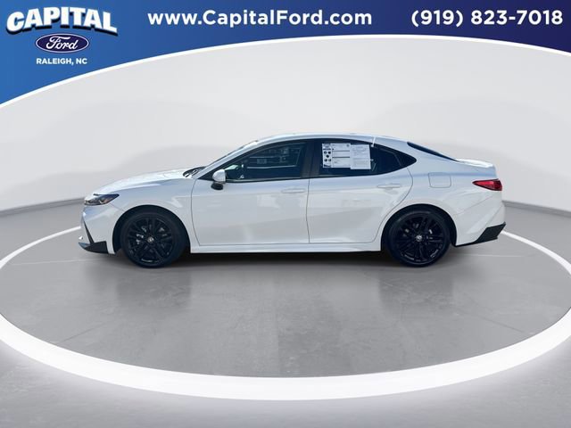 Used 2025 Toyota Camry SE image 3