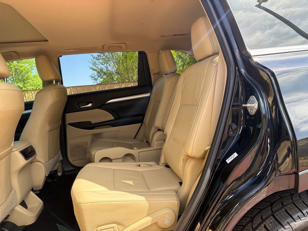 Used 2019 Toyota Highlander XLE AWD/4WD image 23