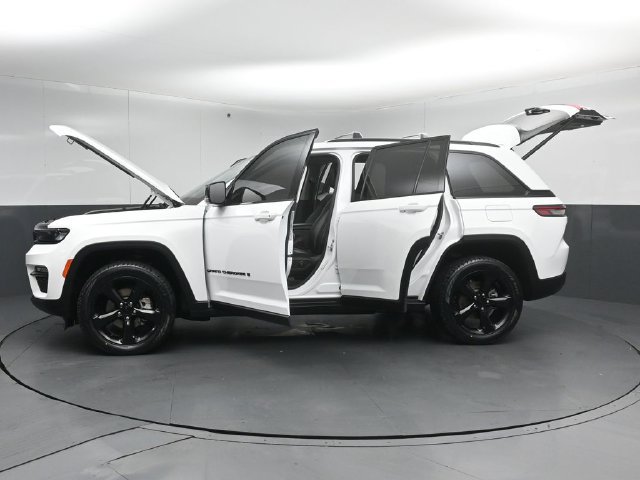 Used 2023 Jeep Grand Cherokee Limited w/ Black Appearance Package AWD/4WD image 55