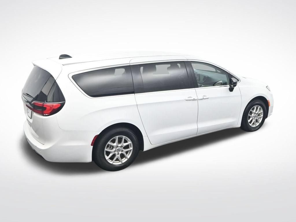 Used 2024 Chrysler Pacifica Touring-L FWD image 27