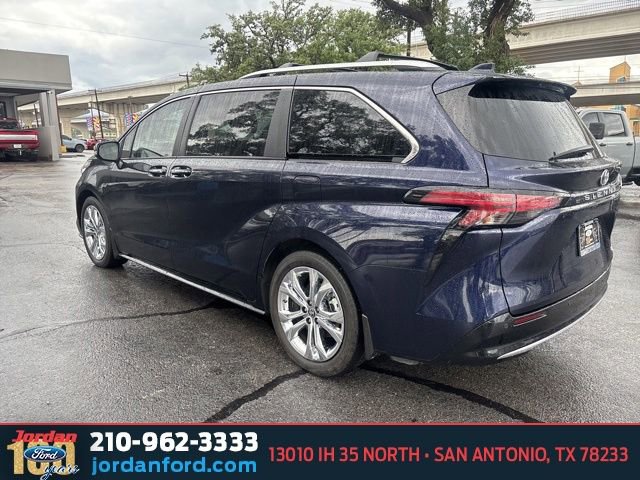 Used 2024 Toyota Sienna Platinum FWD image 4