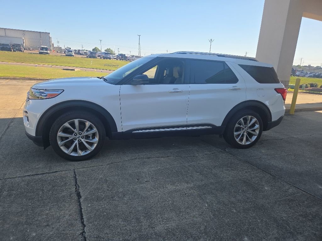 Certified 2023 Ford Explorer Platinum w/ Technology Package AWD/4WD image 4