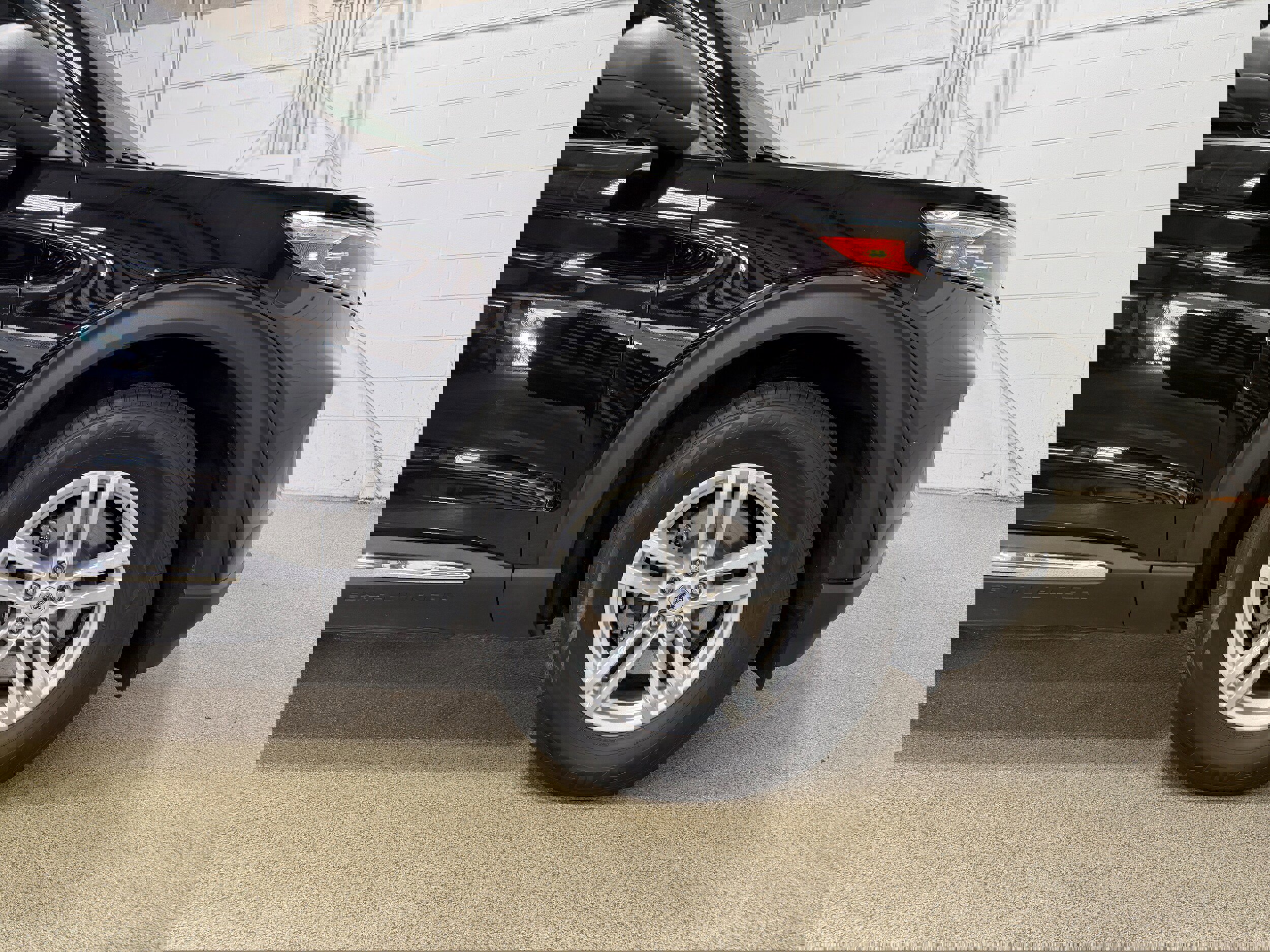 Certified 2020 Ford Explorer XLT w/ Equipment Group 202A image 33