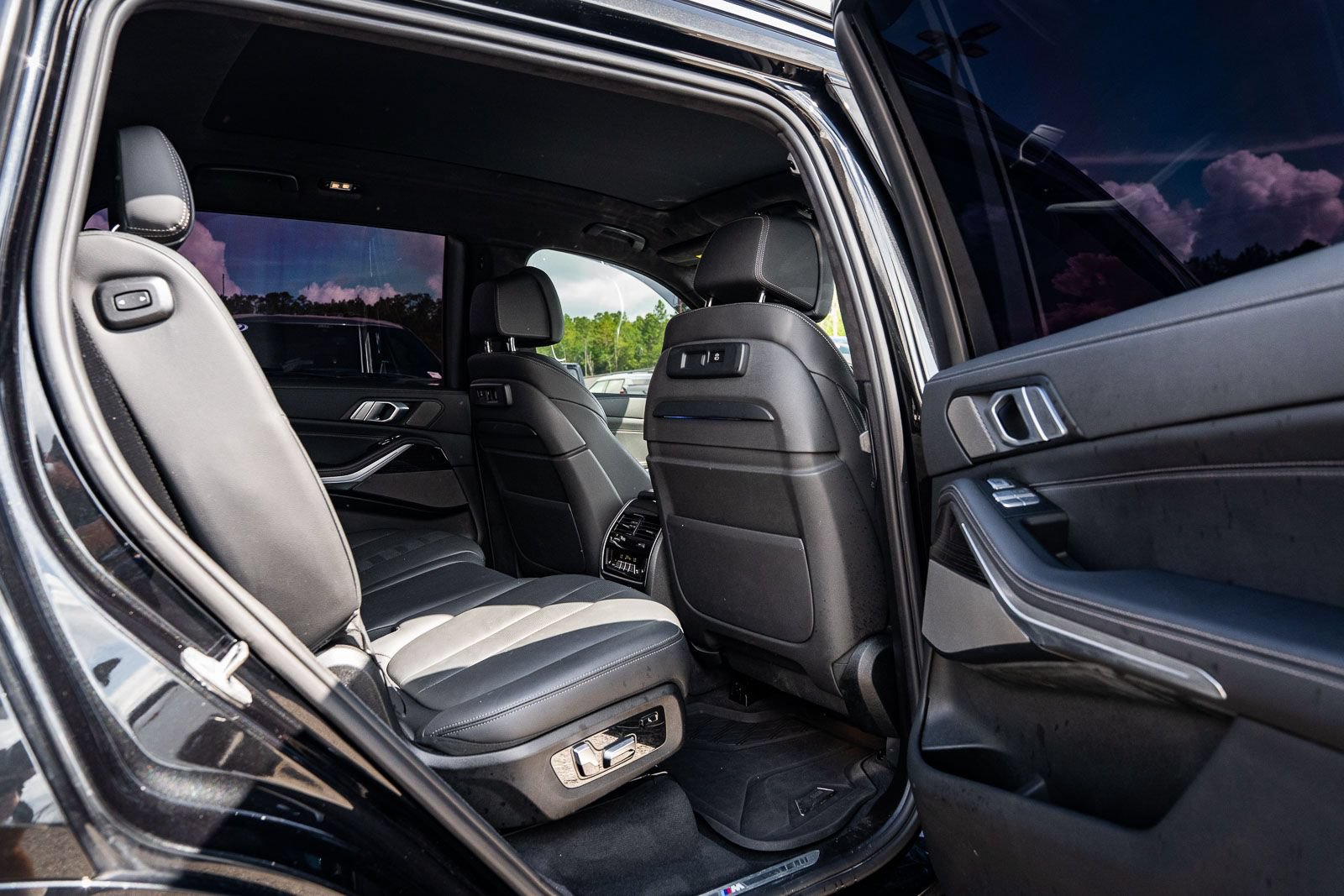 Used 2021 BMW X7 xDrive40i w/ M Sport Package AWD/4WD image 13