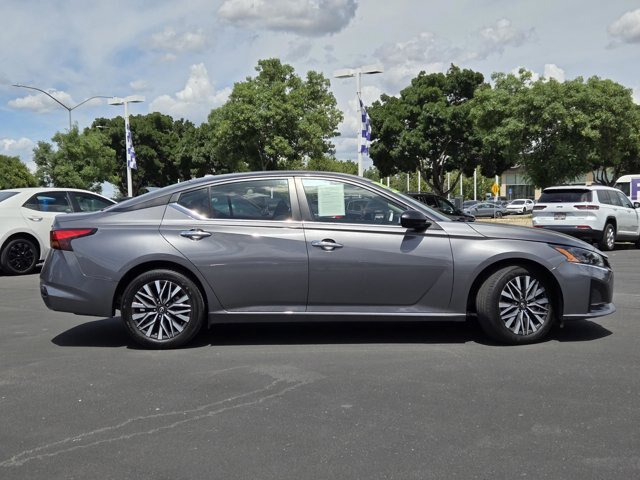 Used 2024 Nissan Altima 2.5 SV FWD image 3