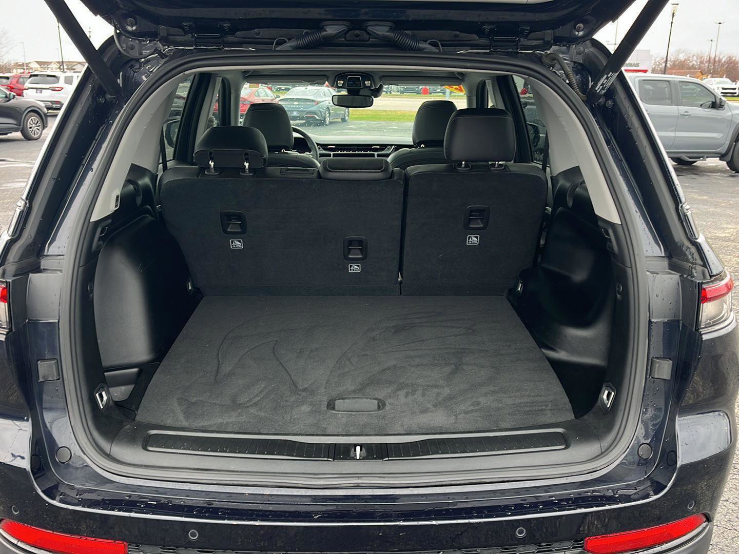 Used 2023 Jeep Grand Cherokee Limited w/ Black Appearance Package image 18