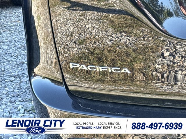 Used 2024 Chrysler Pacifica Touring-L FWD image 4