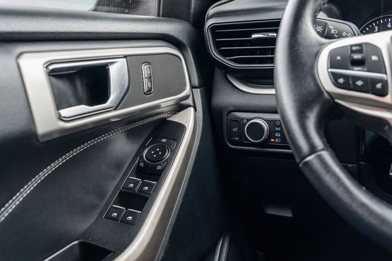 Certified 2022 Ford Explorer XLT image 28