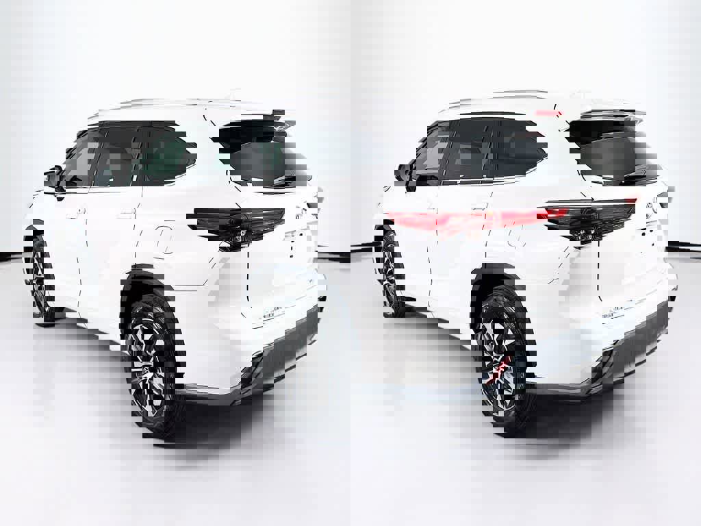 Used 2020 Toyota Highlander XLE image 3