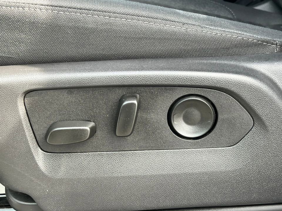 Used 2025 Chevrolet Silverado 2500 LT w/ Convenience Package image 17