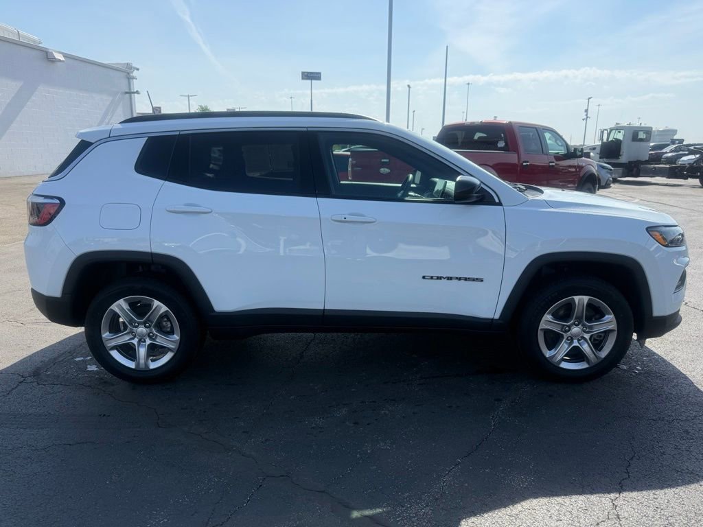 Used 2023 Jeep Compass Latitude w/ Convenience Group AWD/4WD image 2
