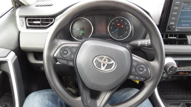 Used 2020 Toyota RAV4 LE image 19
