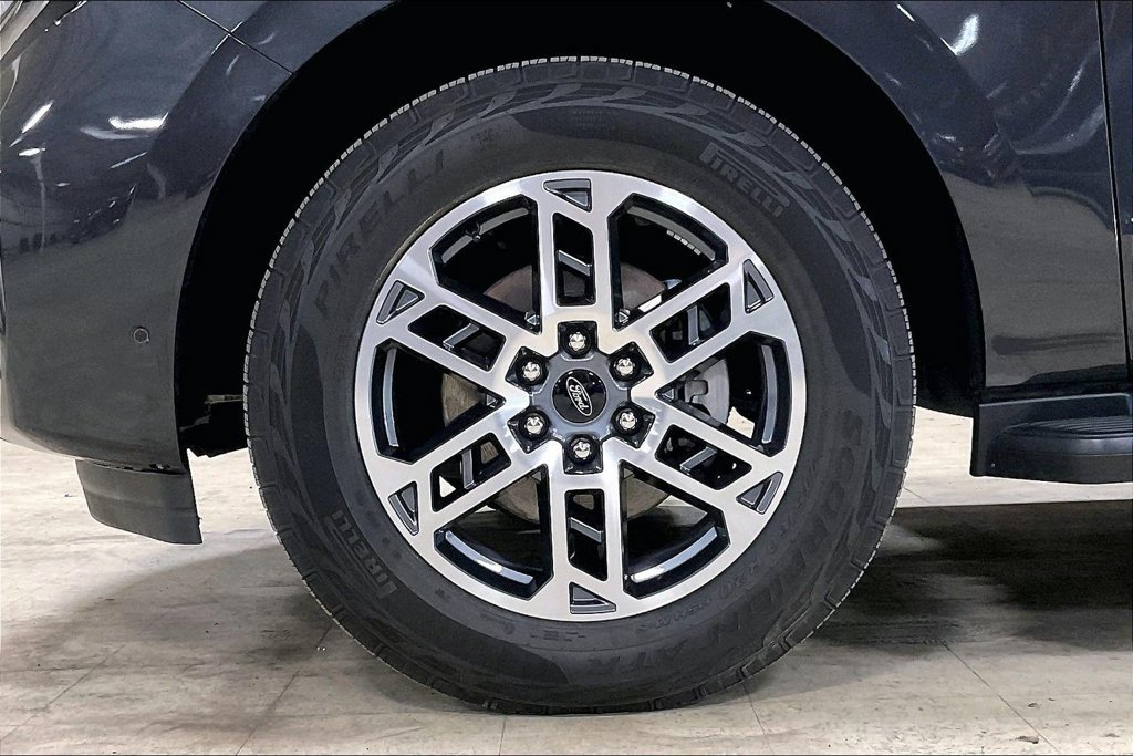 Certified 2025 Ford Expedition Active AWD/4WD image 9