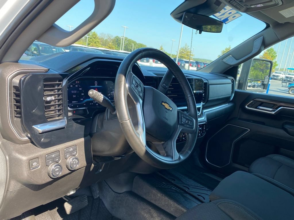 Used 2024 Chevrolet Silverado 2500 LT AWD/4WD image 9