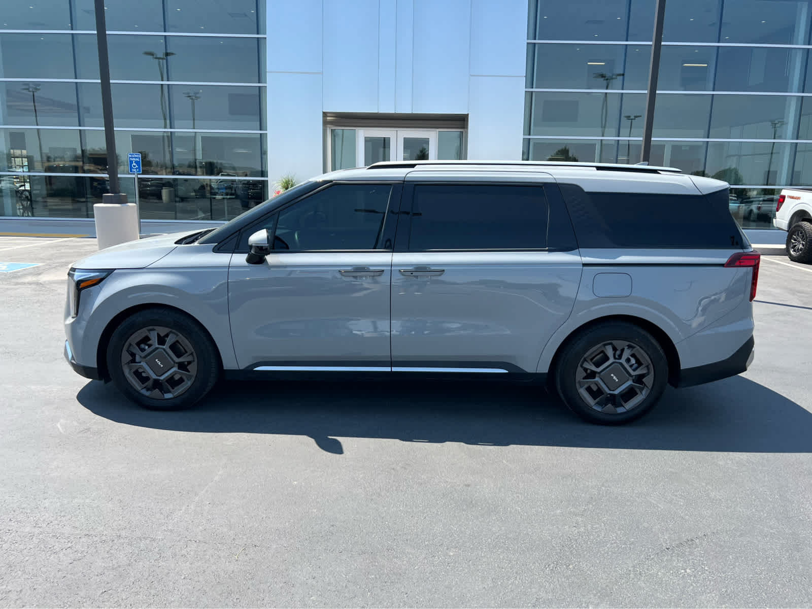 Used 2025 Kia Carnival SX FWD image 12