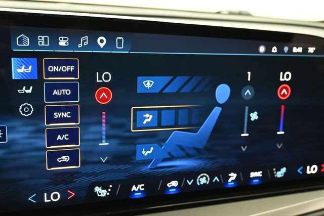 Used 2025 Chevrolet Traverse LT FWD image 24