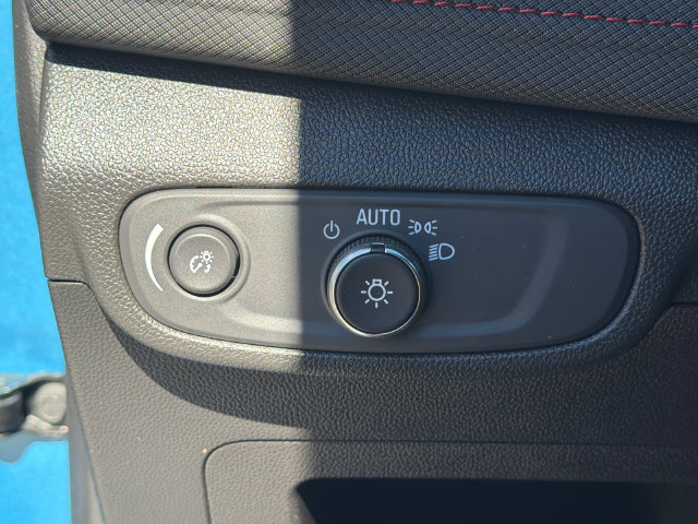 Used 2025 Chevrolet TrailBlazer RS w/ Convenience Package FWD image 35