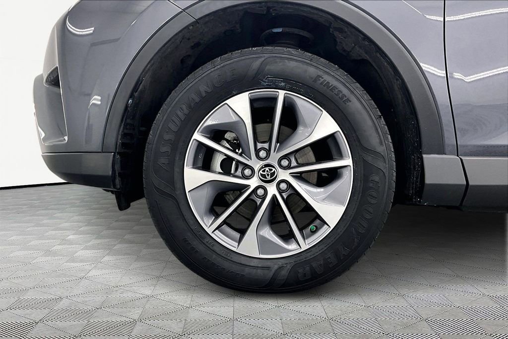 Used 2018 Toyota RAV4 LE image 9