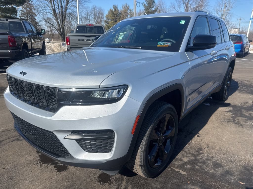 Used 2024 Jeep Grand Cherokee Altitude AWD/4WD image 15