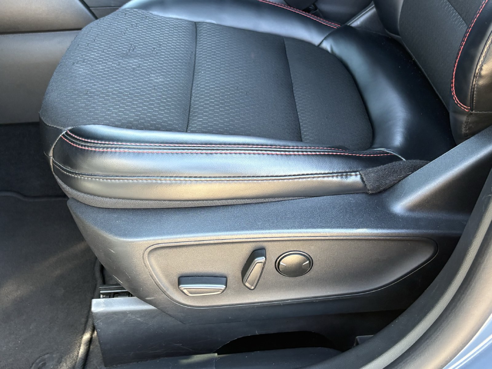 Certified 2025 Ford Escape ST-Line Select AWD/4WD image 26