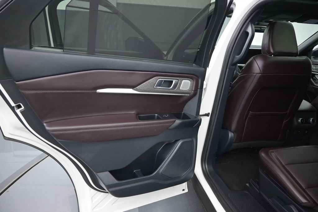 Certified 2025 Ford Explorer Platinum RWD image 12