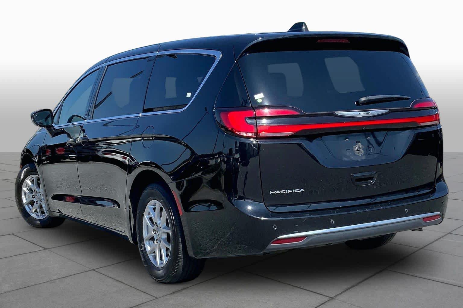 Used 2025 Chrysler Pacifica Select FWD image 12