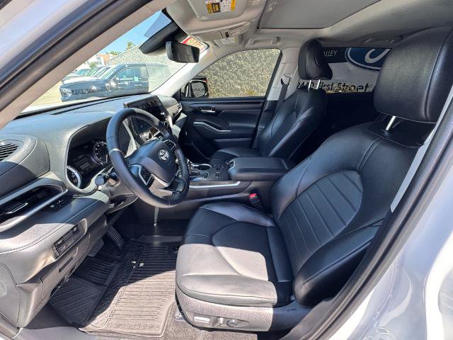 Used 2025 Toyota Highlander XLE FWD image 15