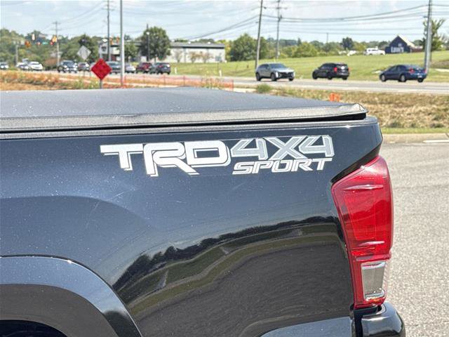 Used 2017 Toyota Tacoma TRD Sport w/ Tow Package AWD/4WD image 10