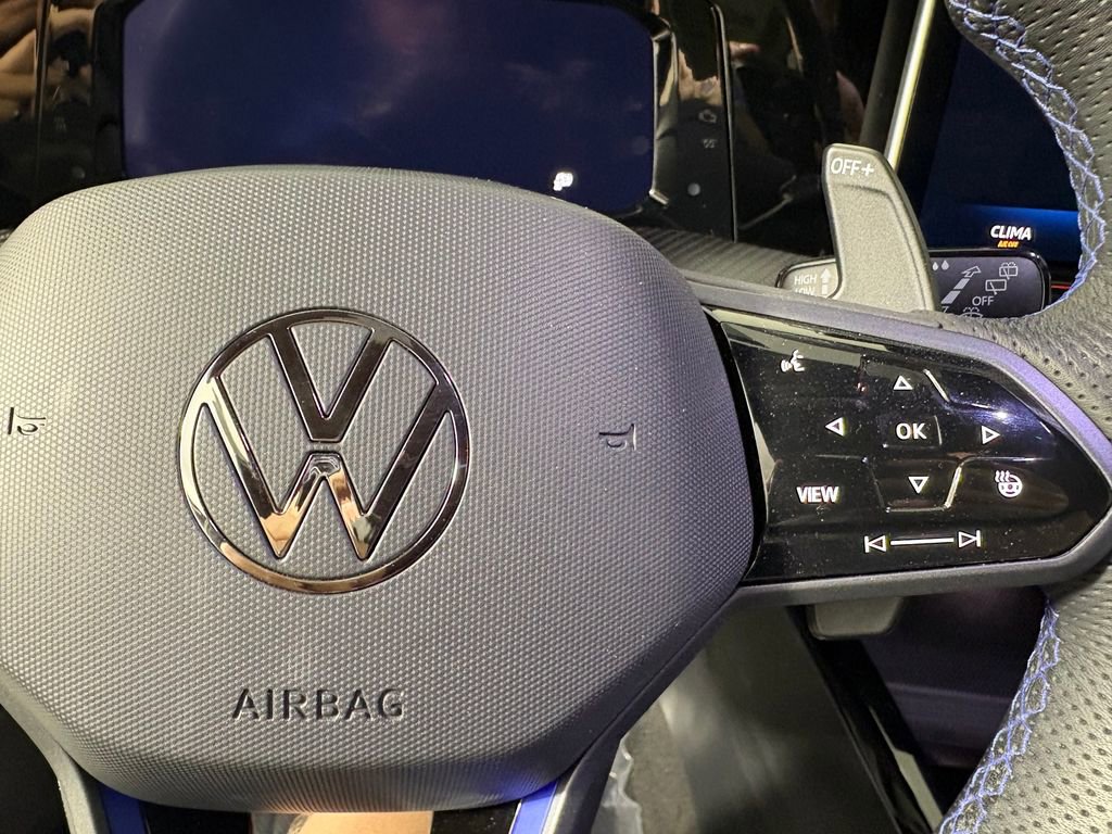 Used 2025 Volkswagen Golf R Black Edition AWD/4WD image 22